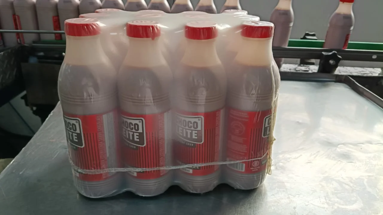 Fardo de achocolatado fechado com filme termoencolh&iacute;vel na linha de produ&ccedil;&atilde;o